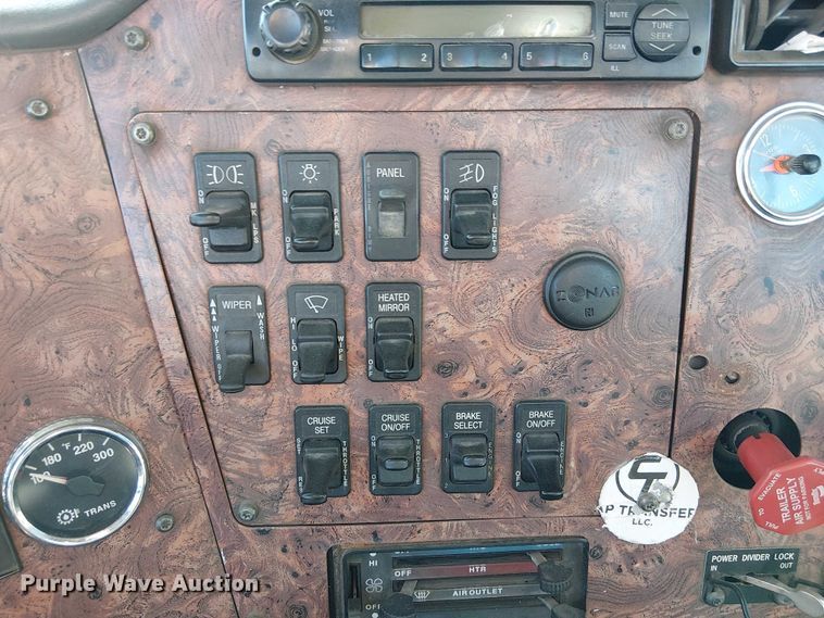 image for item FK0836 2000 International 9900i semi truck