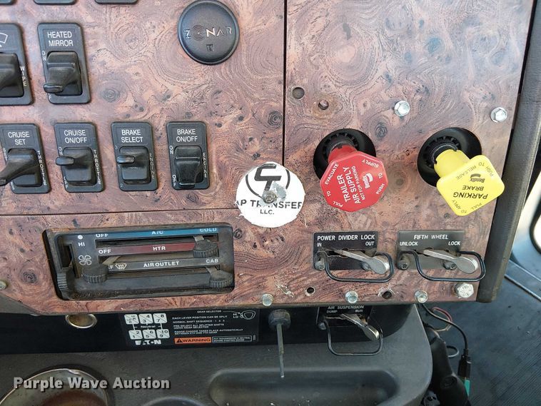 image for item FK0836 2000 International 9900i semi truck