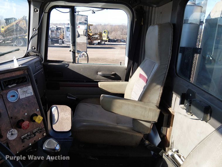 image for item FK0836 2000 International 9900i semi truck