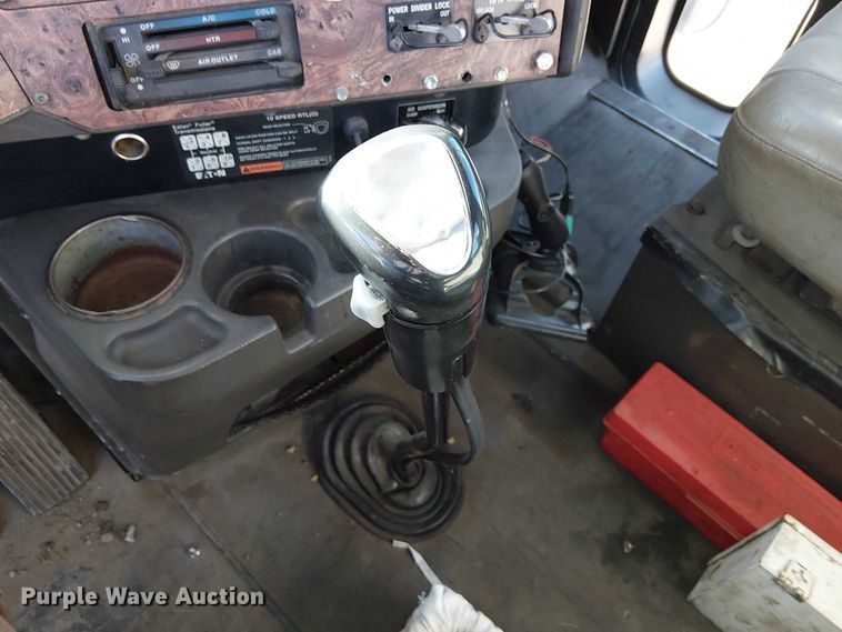 image for item FK0836 2000 International 9900i semi truck