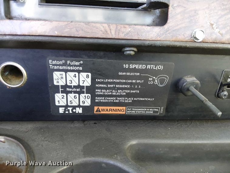 image for item FK0836 2000 International 9900i semi truck