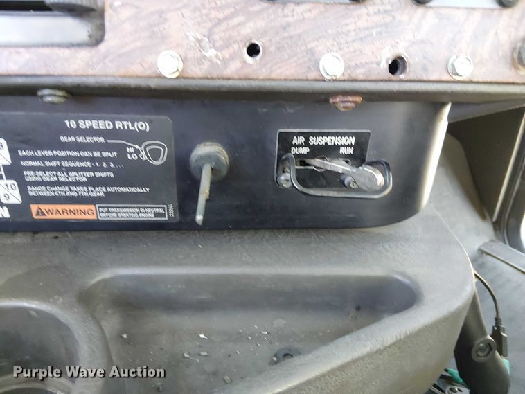 image for item FK0836 2000 International 9900i semi truck