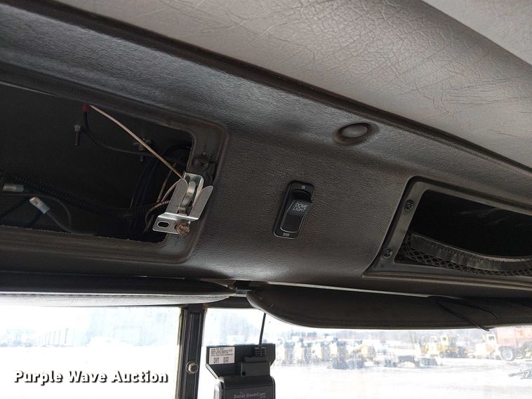 image for item FK0836 2000 International 9900i semi truck