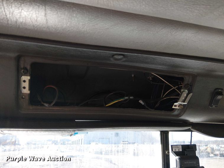 image for item FK0836 2000 International 9900i semi truck