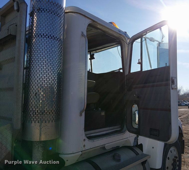 image for item FK0836 2000 International 9900i semi truck