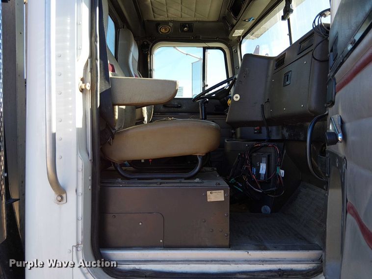 image for item FK0836 2000 International 9900i semi truck