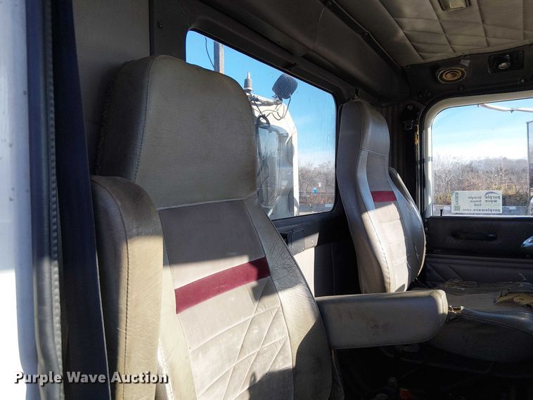 image for item FK0836 2000 International 9900i semi truck