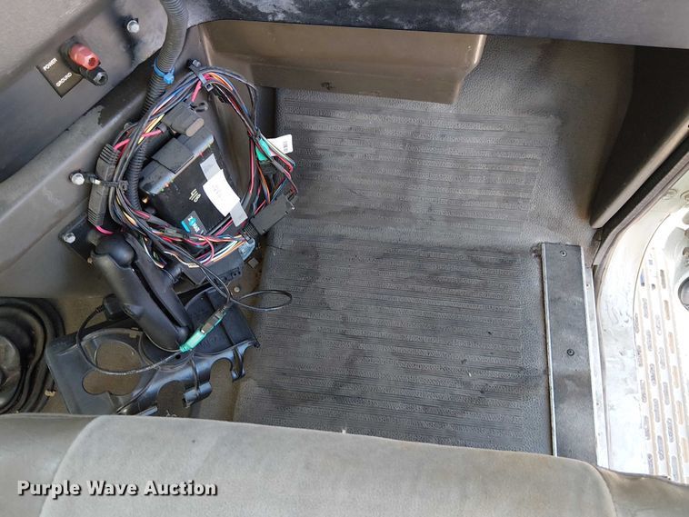 image for item FK0836 2000 International 9900i semi truck