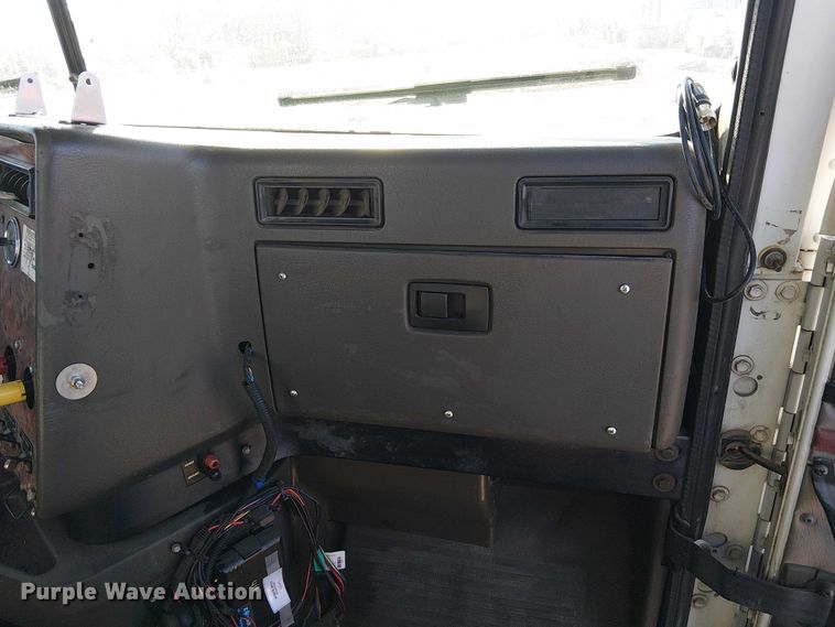 image for item FK0836 2000 International 9900i semi truck