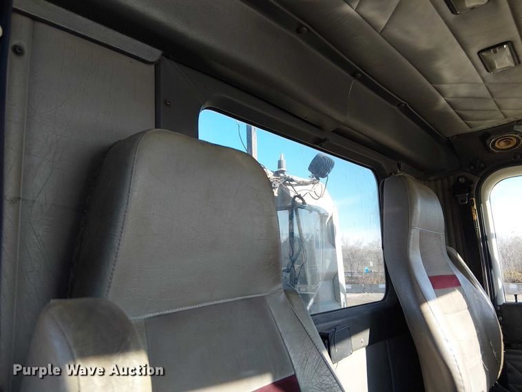 image for item FK0836 2000 International 9900i semi truck