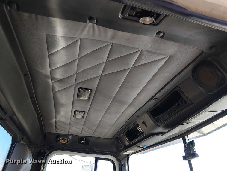 image for item FK0836 2000 International 9900i semi truck