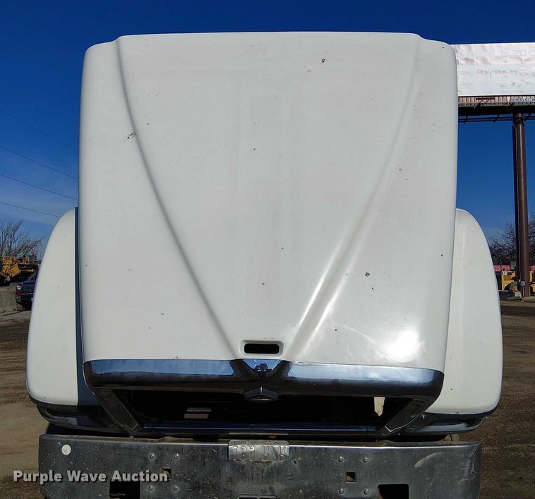 image for item FK0836 2000 International 9900i semi truck