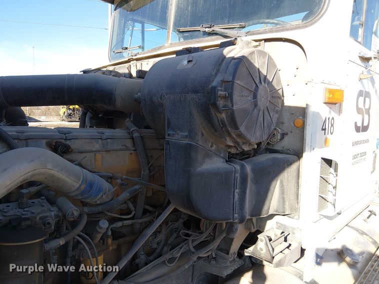 image for item FK0836 2000 International 9900i semi truck