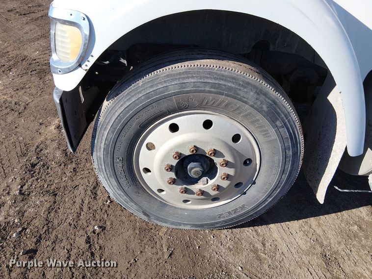 image for item FK0836 2000 International 9900i semi truck