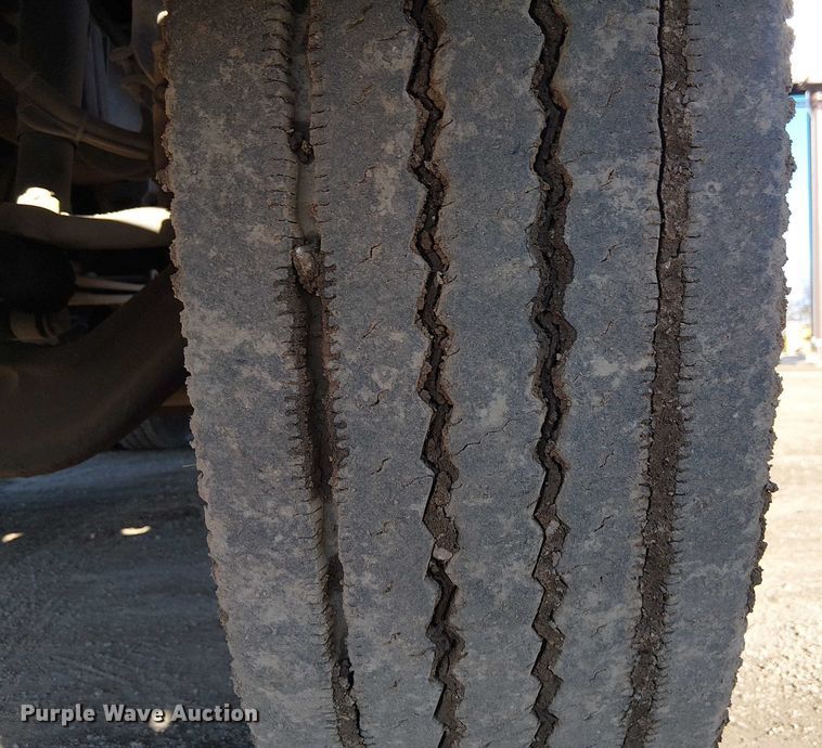 image for item FK0836 2000 International 9900i semi truck