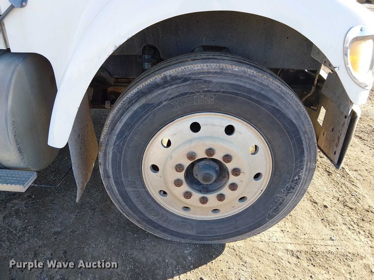 image for item FK0836 2000 International 9900i semi truck