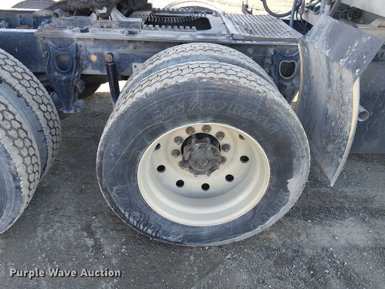 image for item FK0836 2000 International 9900i semi truck