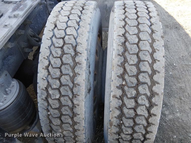 image for item FK0836 2000 International 9900i semi truck