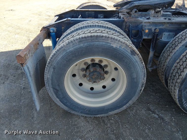 image for item FK0836 2000 International 9900i semi truck