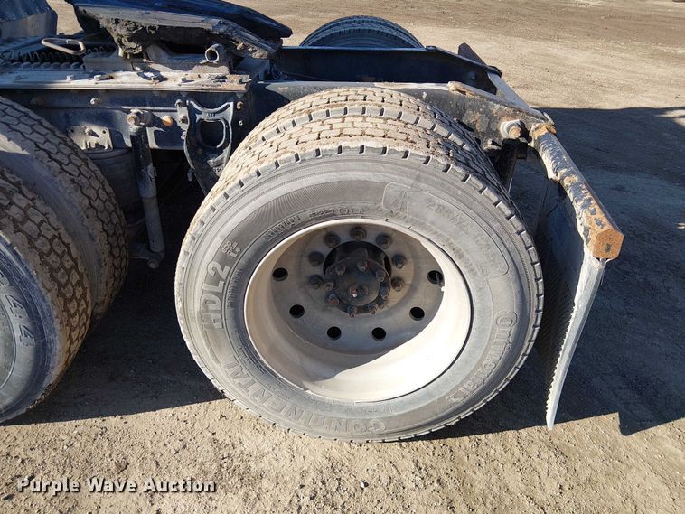 image for item FK0836 2000 International 9900i semi truck