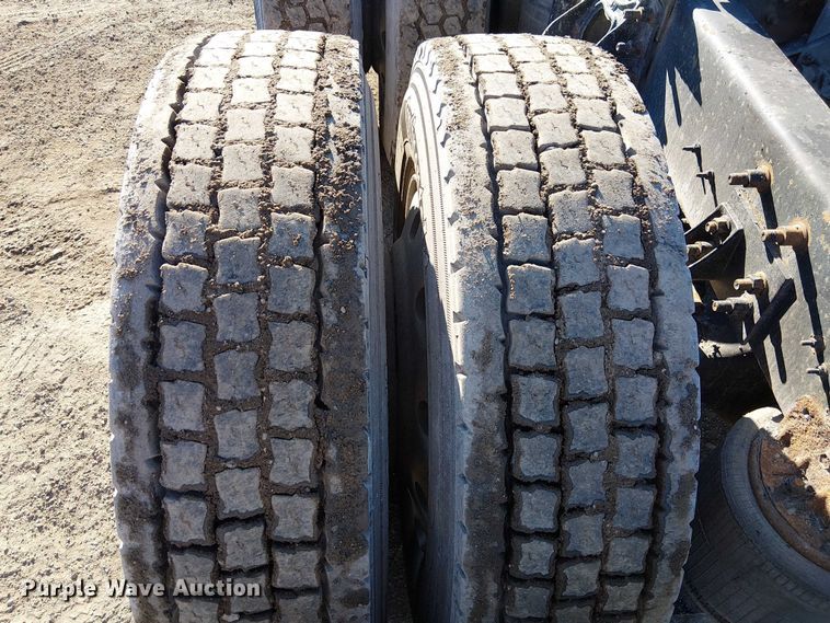 image for item FK0836 2000 International 9900i semi truck