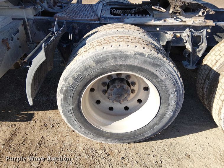 image for item FK0836 2000 International 9900i semi truck