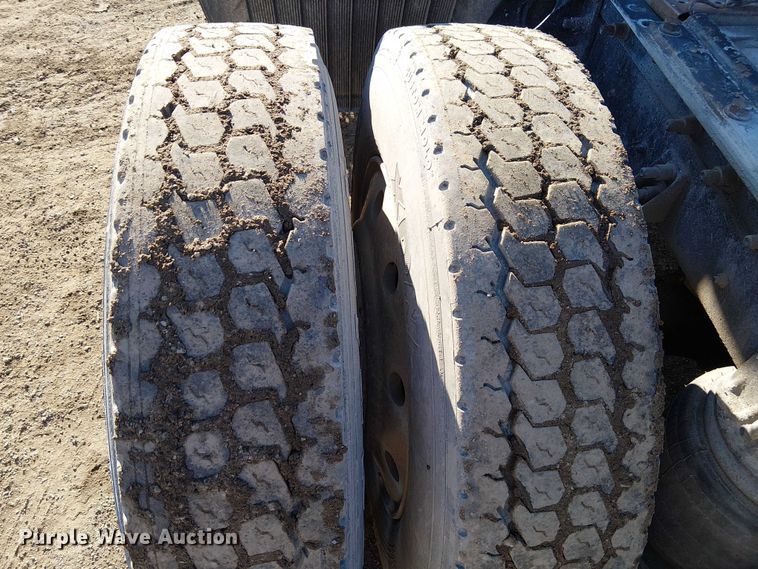 image for item FK0836 2000 International 9900i semi truck