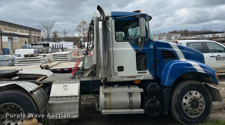 image for item FK1028 2003 Mack CV713 semi truck