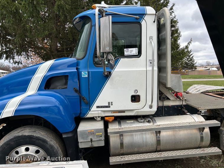 image for item FK1028 2003 Mack CV713 semi truck