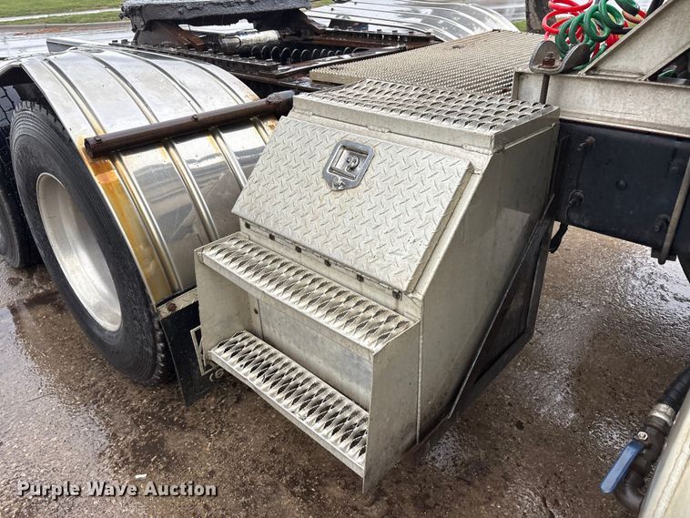 image for item FK1028 2003 Mack CV713 semi truck