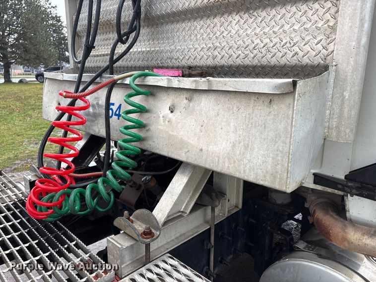 image for item FK1028 2003 Mack CV713 semi truck