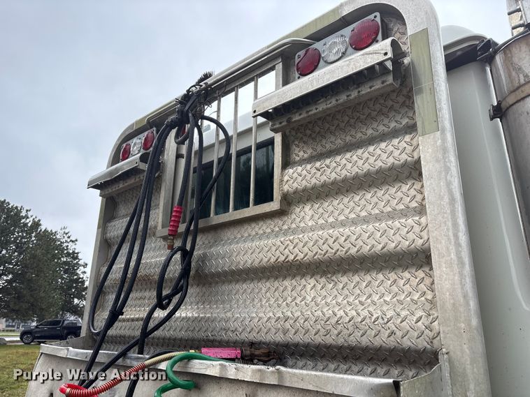 image for item FK1028 2003 Mack CV713 semi truck