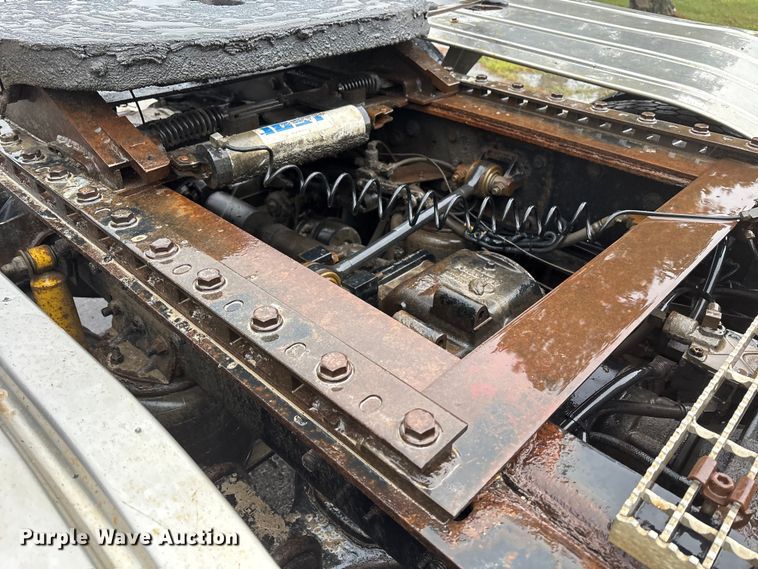 image for item FK1028 2003 Mack CV713 semi truck