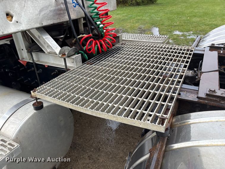 image for item FK1028 2003 Mack CV713 semi truck