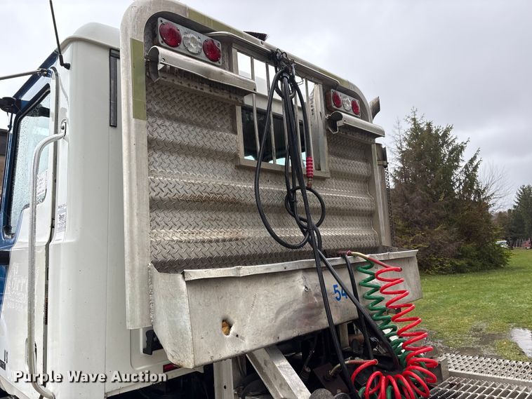 image for item FK1028 2003 Mack CV713 semi truck