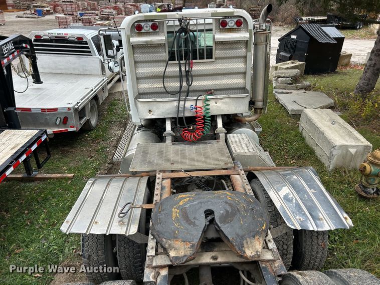 image for item FK1028 2003 Mack CV713 semi truck