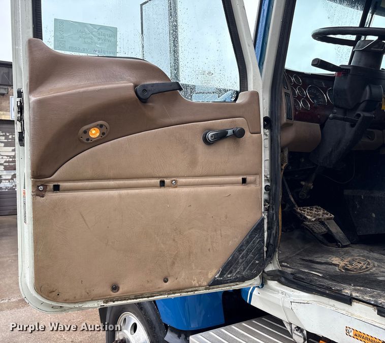 image for item FK1028 2003 Mack CV713 semi truck