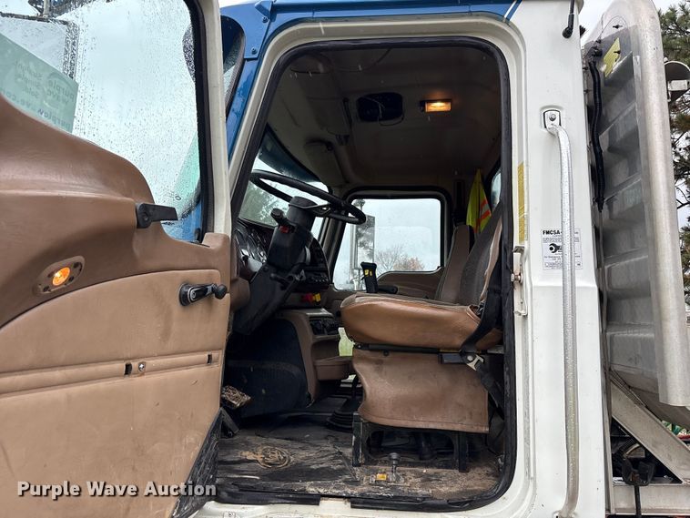 image for item FK1028 2003 Mack CV713 semi truck