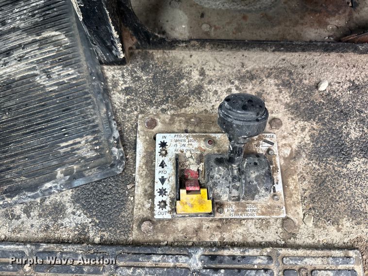 image for item FK1028 2003 Mack CV713 semi truck