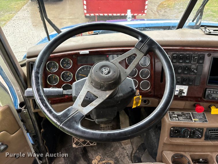 image for item FK1028 2003 Mack CV713 semi truck