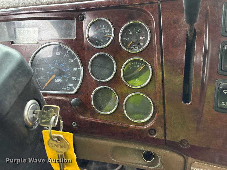 image for item FK1028 2003 Mack CV713 semi truck