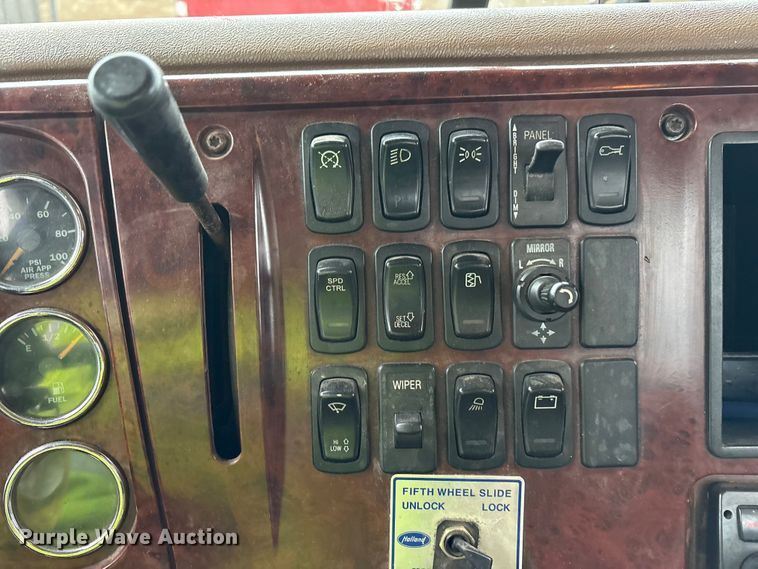 image for item FK1028 2003 Mack CV713 semi truck