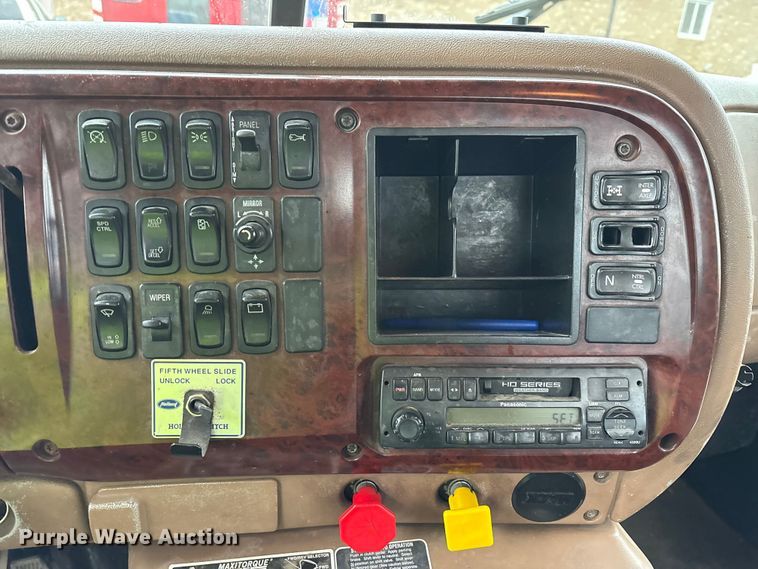 image for item FK1028 2003 Mack CV713 semi truck