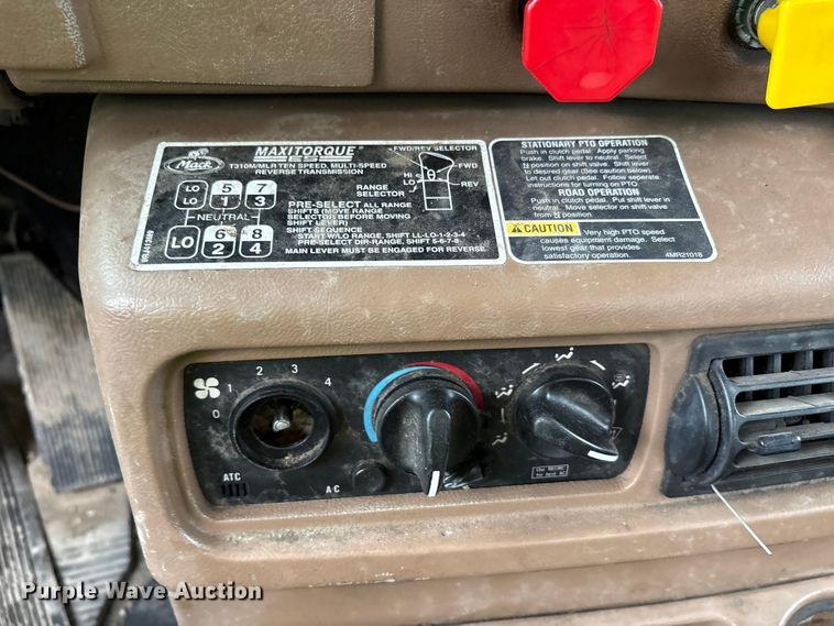 image for item FK1028 2003 Mack CV713 semi truck