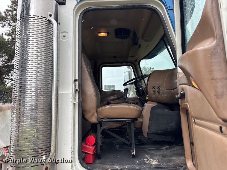 image for item FK1028 2003 Mack CV713 semi truck