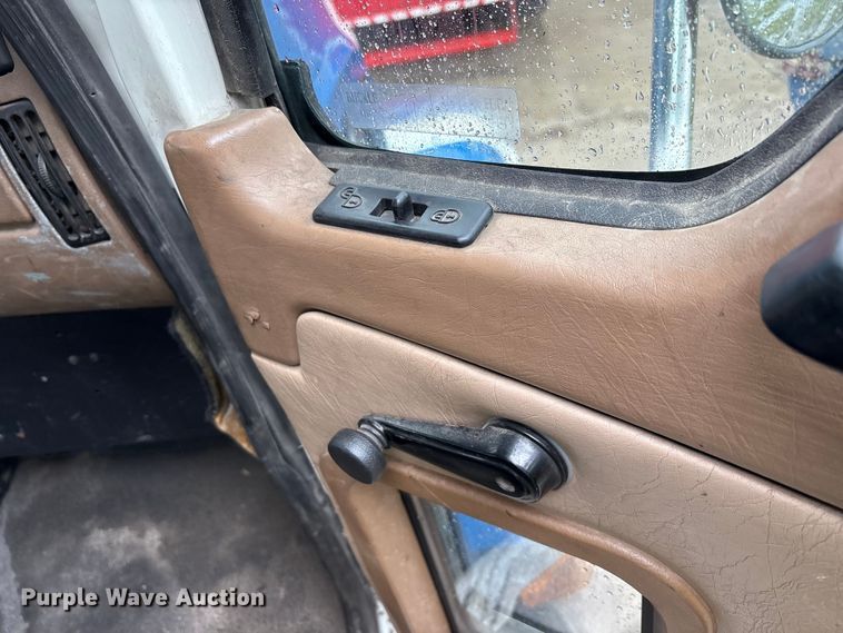 image for item FK1028 2003 Mack CV713 semi truck