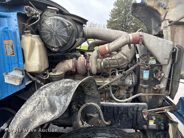 image for item FK1028 2003 Mack CV713 semi truck