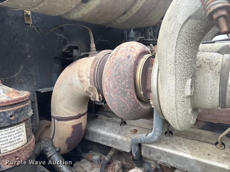 image for item FK1028 2003 Mack CV713 semi truck