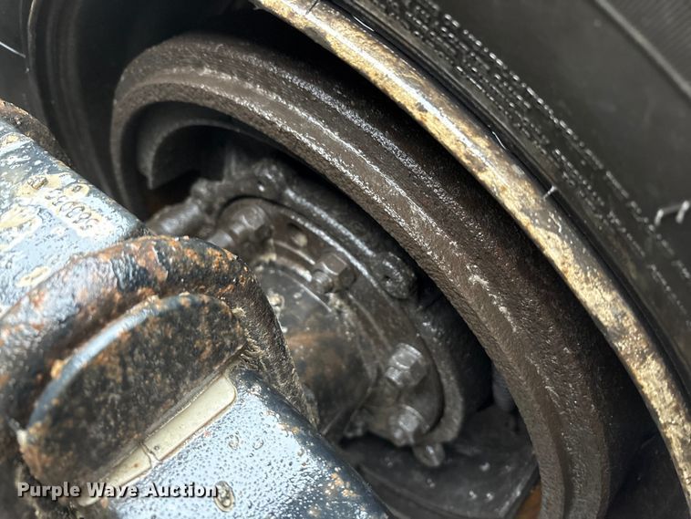 image for item FK1028 2003 Mack CV713 semi truck