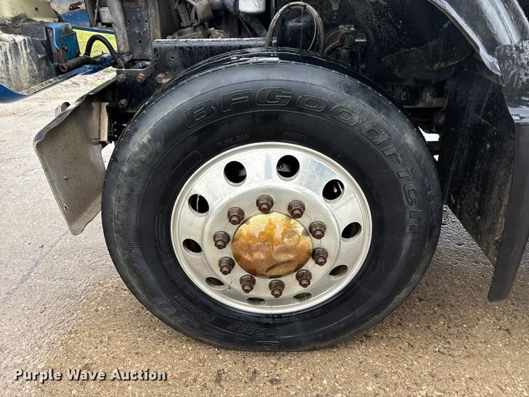 image for item FK1028 2003 Mack CV713 semi truck